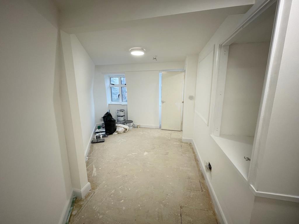 Lot: 173 - FORMER OFFICE WITH PERMITTED DEVELOPMENT TO CONVERT TO RESIDENTIAL DWELLING - Top floor room looking toward the front of the building